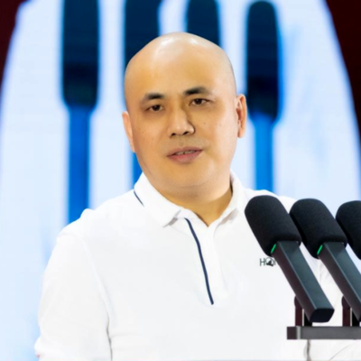 刘诗锋在哈理工2026届毕业典礼上作为校友代表发言